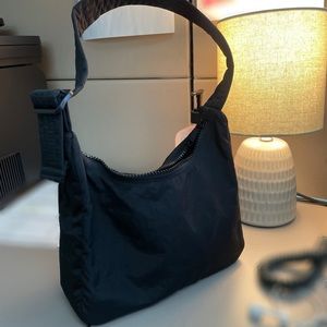 Viral Baggu Nylon Mini Shoulder Bag in black.